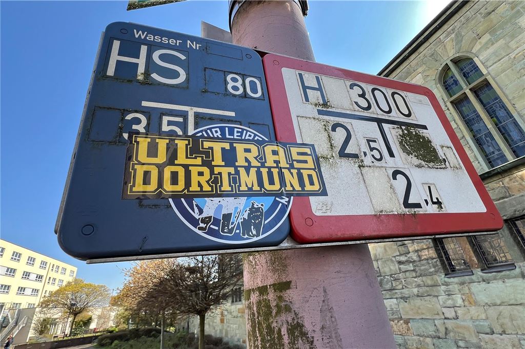 An Schildern in Unna klebt ein BVB-Aufkleber