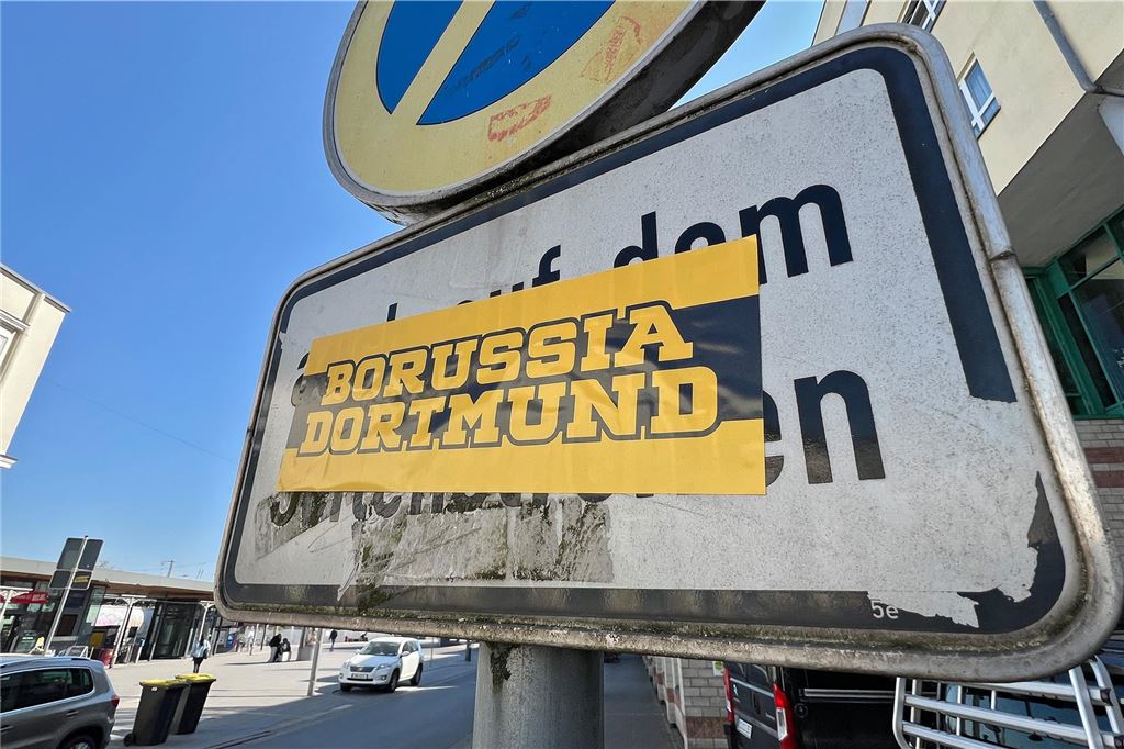 An einem Schild in Unna klebt ein BVB-Aufkleber