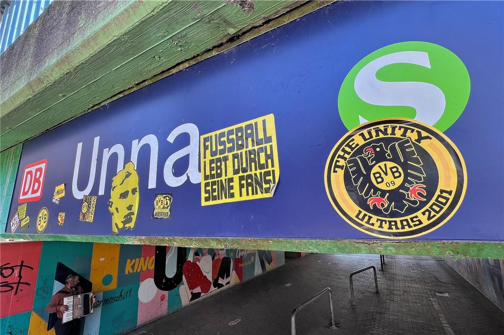 An einem Verkehrszeichen in Unna kleben BVB-Aufkleber