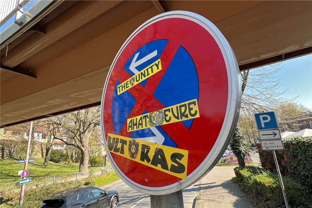 An einem Verkehrszeichen in Unna kleben BVB-Aufkleber