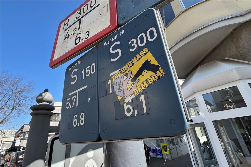 An einem Schild in Unna klebt ein BVB-Aufkleber