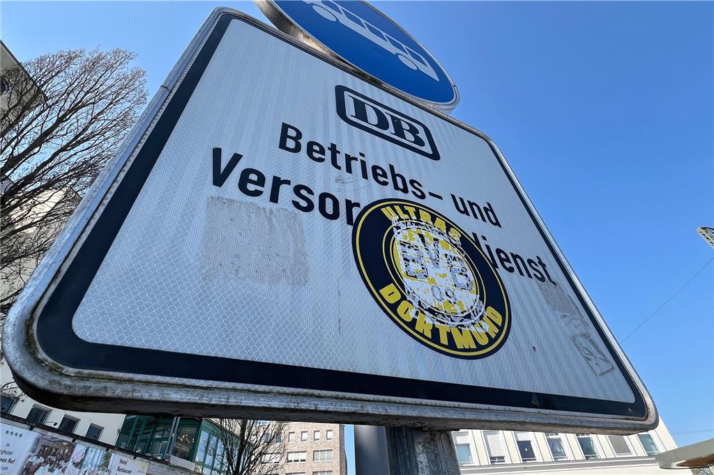 An einem Schild in Unna klebt ein BVB-Aufkleber