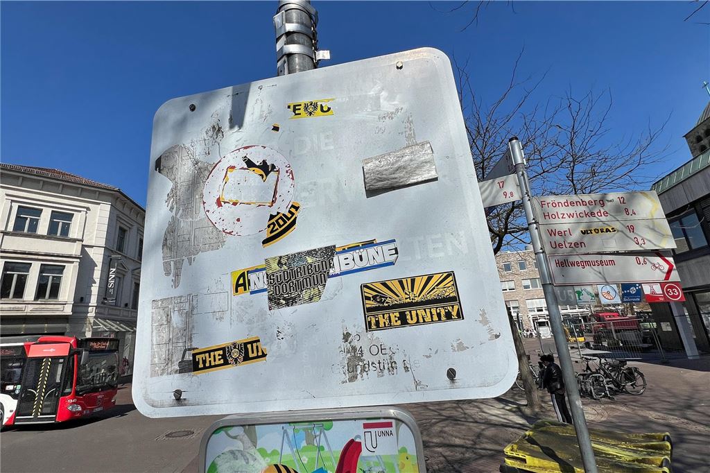 An einem Verkehrszeichen in Unna kleben BVB-Aufkleber