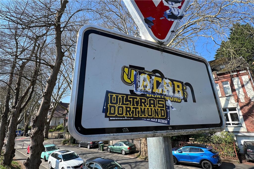 An einem Verkehrszeichen in Unna kleben BVB-Aufkleber