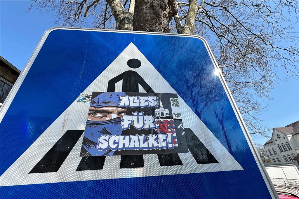 An einem Schild in Unna klebt ein Schalke-Aufkleber