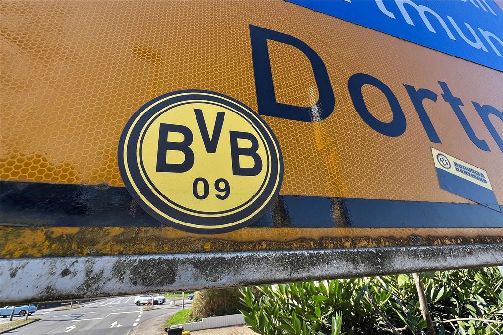 An einem Verkehrszeichen in Unna kleben BVB-Aufkleber