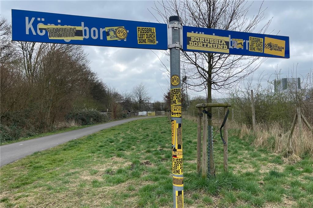 An einem Verkehrszeichen in Unna kleben BVB-Aufkleber