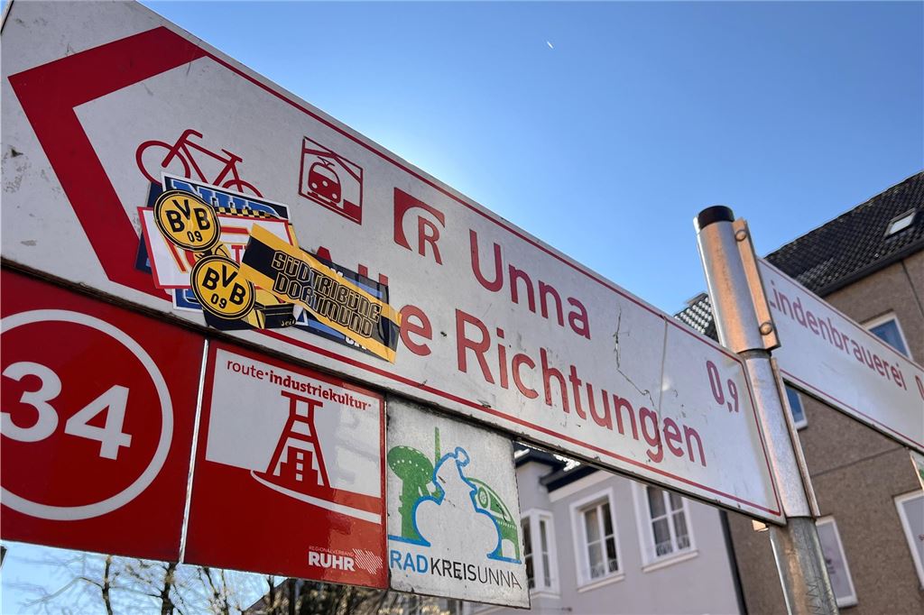An einem Verkehrszeichen in Unna kleben BVB-Aufkleber