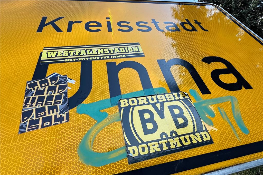 An einem Verkehrszeichen in Unna kleben BVB-Aufkleber