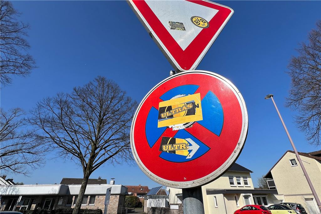 An einem Verkehrszeichen in Unna kleben BVB-Aufkleber