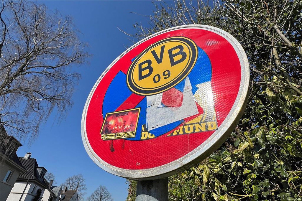 An einem Verkehrszeichen in Unna kleben BVB-Aufkleber