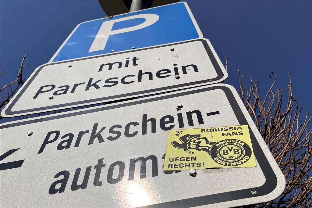 An einem Parkplatz-Schild klebt ein BVB-Aufkleber