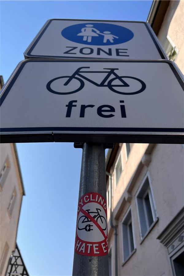 An einem Schilderpfosten in Unna klebt ein Aufkleber