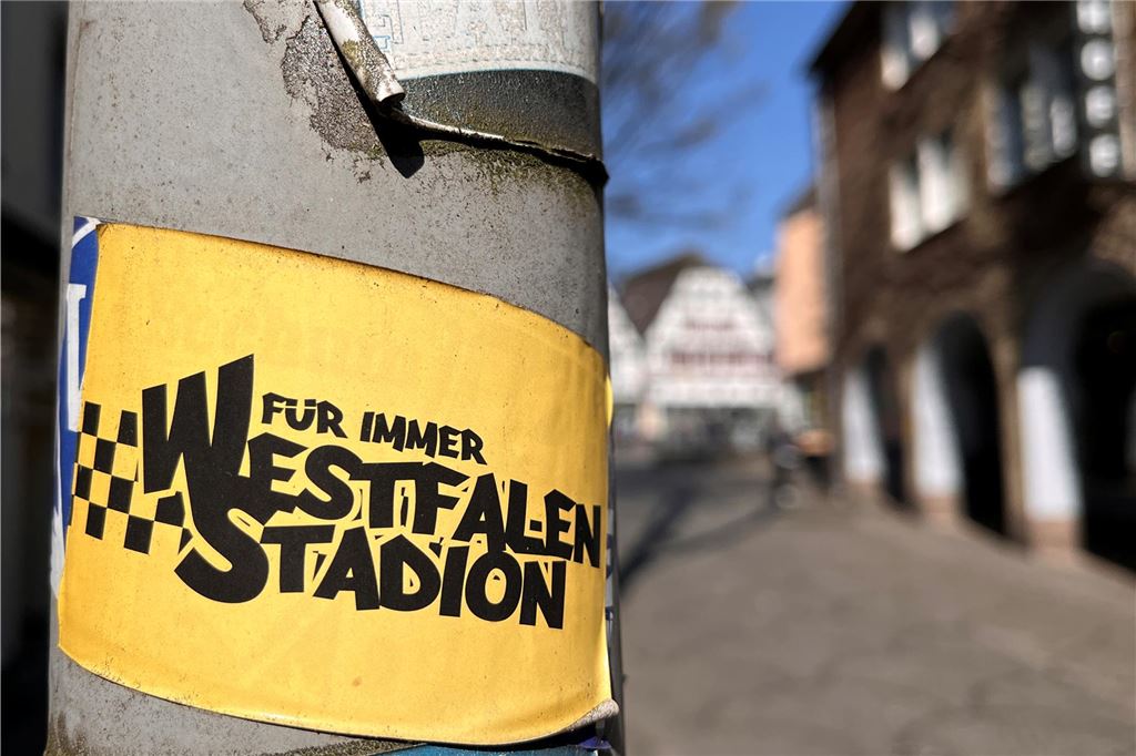 An einem Laternenmast in Unna klebt ein Aufkleber