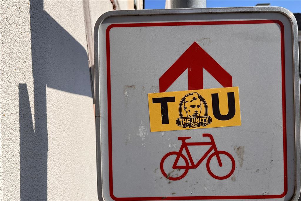 An einem Radwegzeichen in Unna klebt ein BVB-Aufkleber