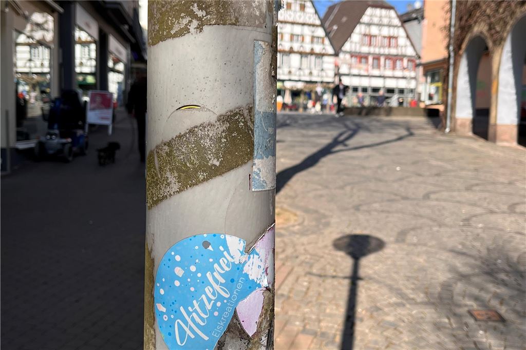 An einem Laternenmast in Unna kleben verschiedene Aufkleber
