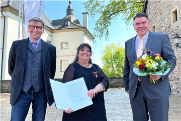 Anabela Dias de Oliveira ist seit diesem Dienstag (3. Mai) Trägerin des Bundesverdienstkreuzes. Landrat Mario Löhr (r.) überreichte der Unnaerin den Orden und lobte wie Vizebürgermeister Michael Sacher und einige Wegbegleiter Dias‘ kämpferisches Eintreten für Menschen am Rand der Gesellschaft.
