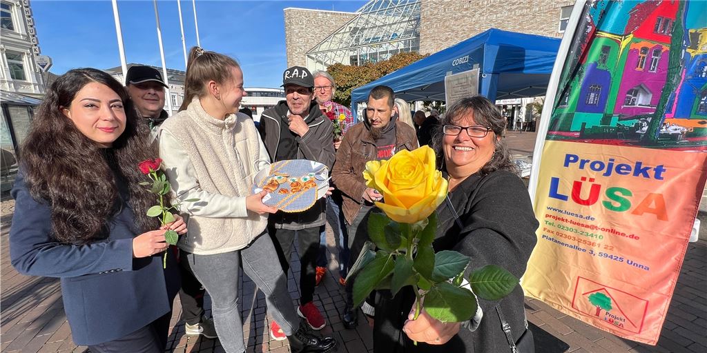 "Drogenabhängige sind auch Menschen" - Lüsa bedankt sich bei den Unnaern Anabela Dias de Oliveira (r.) und ihre Mitarbeiter und Klienten verschenken in der Unnaer Innenstadt Rosen und Plätzchen. Sie wollen so Danke sagen.
