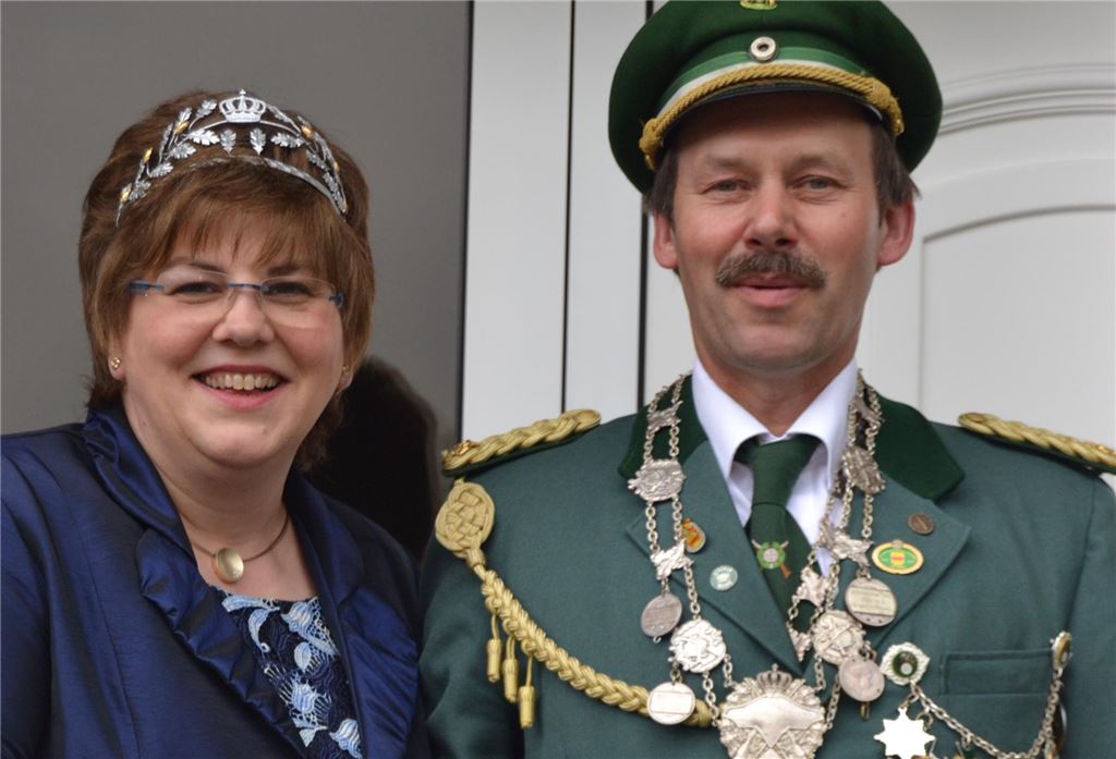 Anders als beim vorangegangenen Schützenfest standen 2009 gleich mehrere Bewerber Schlange, um den Vogel abzuschießen. Jubeln konnte schließlich Wilhelm Hols. Er wählte seine Ehefrau Marika zur Königin. Die Krise scheint überwunden zu sein. 2010 gelingt es auch, wieder alle Vorstandsposten zu besetzen. 