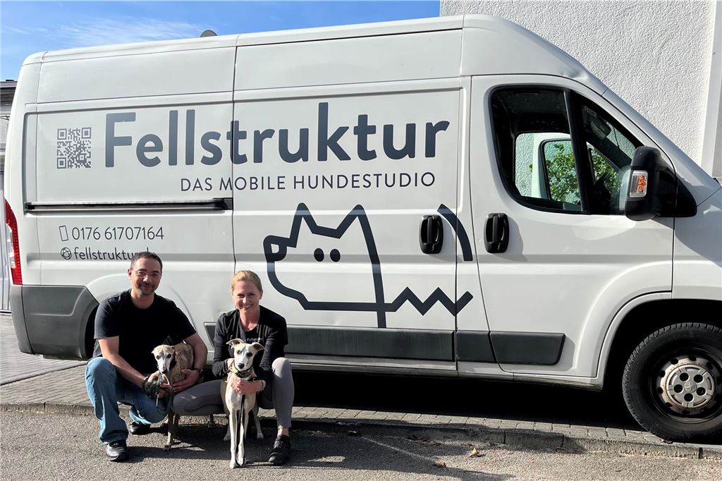 Friseursalon für Hunde: Anika Beierle ist mit dem „Fellmobil“ unterwegs Andre und Anika Beierle mit ihren Windhunden Herbert und Bruno vor ihrem mobilen Hundestudio.