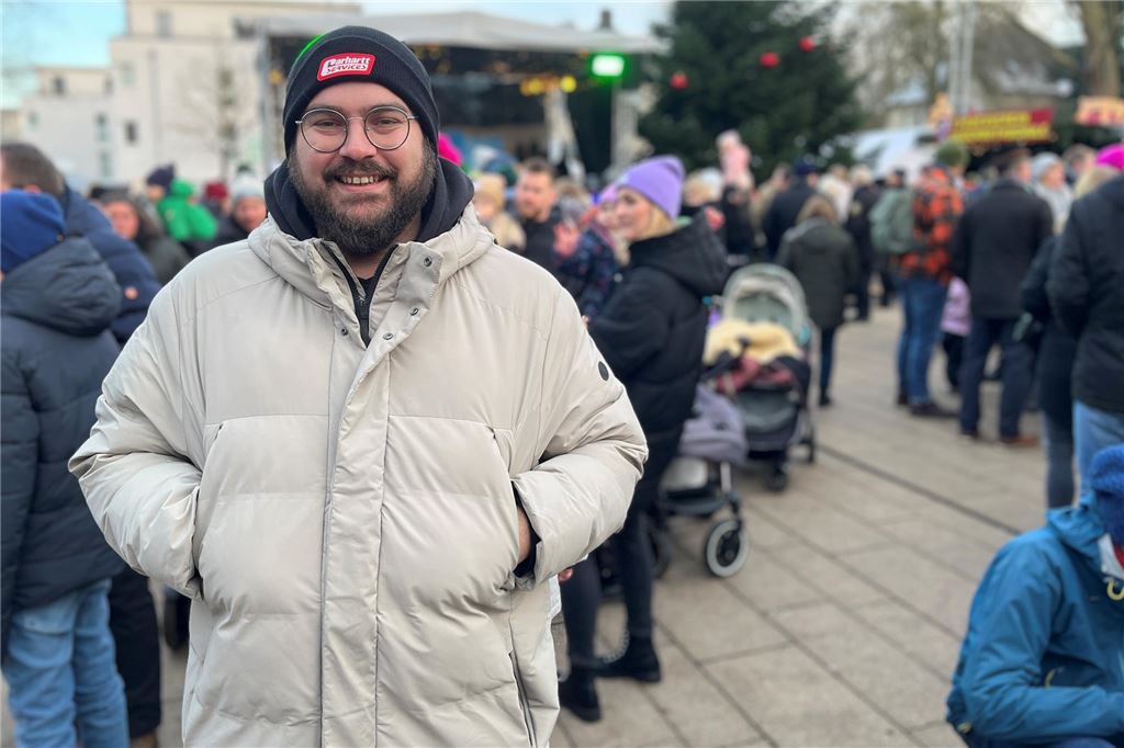 Weihnachtsmarkt am Rathaus: Veranstalter lobt Hilfsbereitschaft André Zablowski (Veranstalter des Weihnachtsmarktes in Holzwickede) steht mitten auf dem Weihnachtsmarkt und lächelt in die Kamera.
