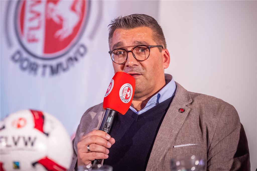 Deutliche Worte an den FLVW: Lüner Vereine reagieren auf Fußballkreis Andreas Edelstein hält ein Mikro.