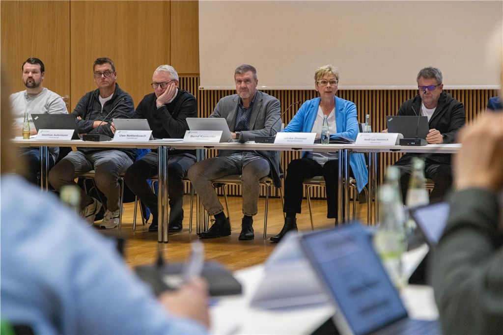 Finanzpolster schmilzt: „Wir müssen an unser Sparbuch ran“ Andreas Heinrich (r.) neben Bürgermeisterin Ulrike Drossel und ihrem Beigeordneten Bernd Kasischke: Die Holzwickeder Verwalrungsspitze muss auch in anstehenden Klausurgesprächen den örtlichen Parteien erklären, dass die Finanzlage wenig Freiraum für Experimente lässt.