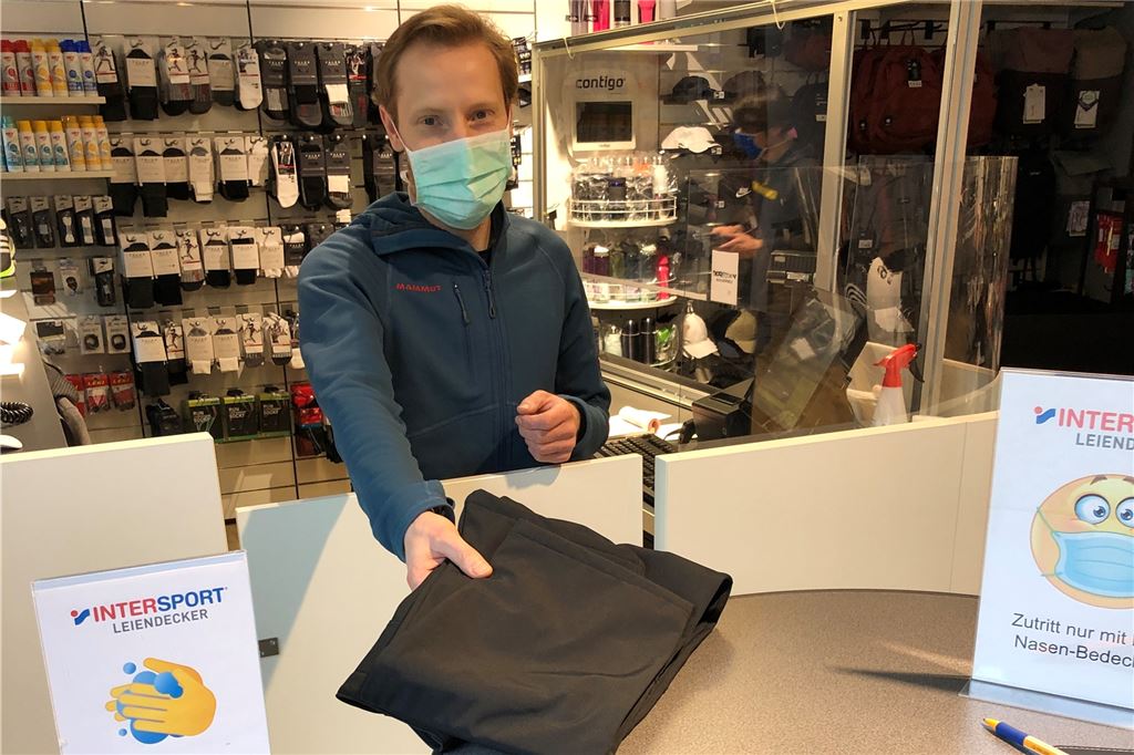 Endlich wieder Kunden begrüßen: Unnas Modehändler machen das Beste aus „Click and meet“ Andreas Leiendecker hatte wie andere Händler Waren auf Bestelluung verkauft. Das war „Click and collect“. Jetzt kommt „Click and meet“. Und Leiendecker macht mit.