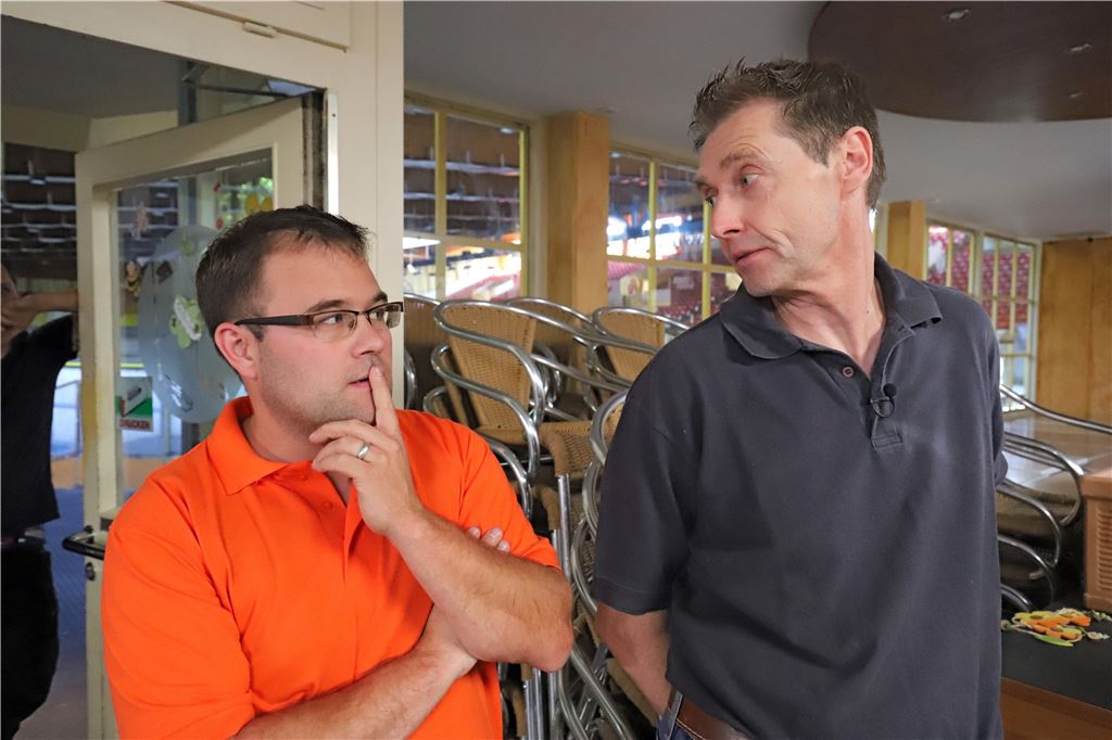 Eishalle Unna wird 2020 nicht wieder öffnen Andreas Raygrotzki und Wilhelm Ruck (von links) bei einer Besichtigung der Eishalle Unna kurz nach deren Schließung im Sommer 2018. Die beiden Vorsitzenden von „Unna braucht Eis“ hatten den Herbst 2020 immer als Ziel für eine Wiedereröffnung der Halle genannt.