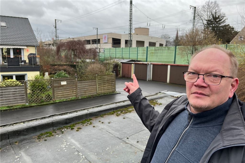 Die Neue Bremme bleibt ein Leuchtstern in der Nacht Andreas Sieberg vor seinem Haus an der Liststraße und der Neuen Mühle. Sogar tagsüber brennen auf dem Oberdeck die Lampen.