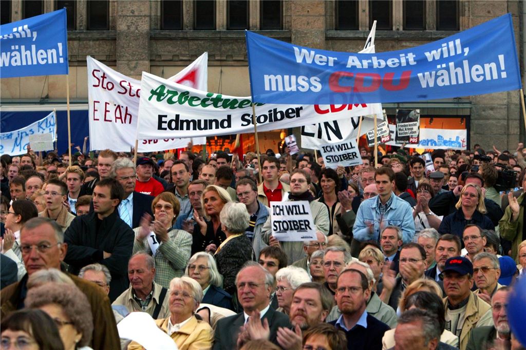 Kubitscheks Schüler: Wie Matthias Helferich zum „freundlichen Gesicht des NS“ wurde Anhänger der Union jubelten dem gemeinsamen Kanzlerkandidaten der CDU/CSU, Edmund Stoiber, bei einem Wahlkampfauftritt in Dortmund zu.
