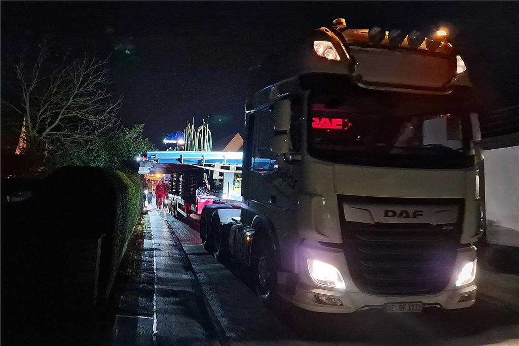 Anlieferung des Kinderschwimmbeckens für das Freibad Dellwig mit einem Schwertransport.