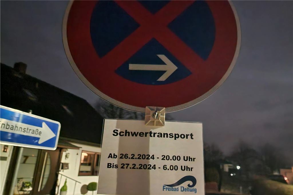 Anlieferung des Kinderschwimmbeckens für das Freibad Dellwig mit einem Schwertransport.