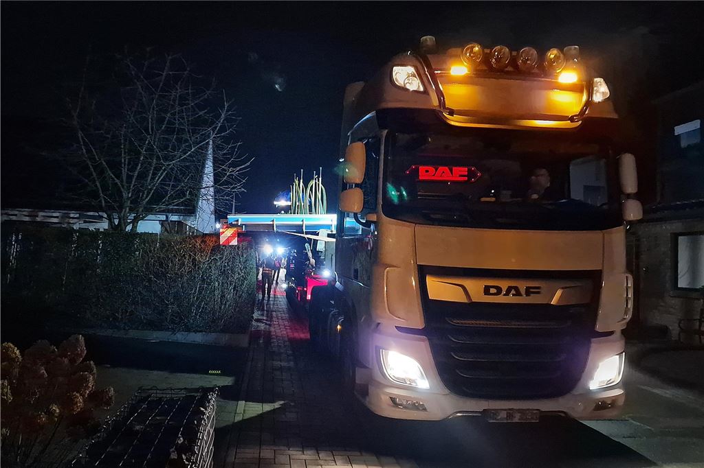 Anlieferung des Kinderschwimmbeckens für das Freibad Dellwig mit einem Schwertransport.
