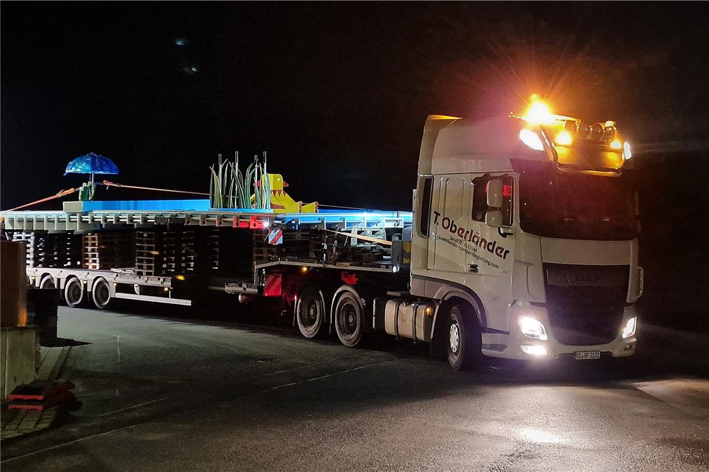 Anlieferung des Kinderschwimmbeckens für das Freibad Dellwig mit einem Schwertransport.