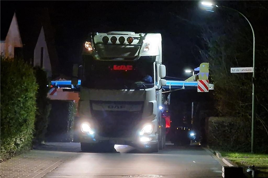 Anlieferung des Kinderschwimmbeckens für das Freibad Dellwig mit einem Schwertransport.