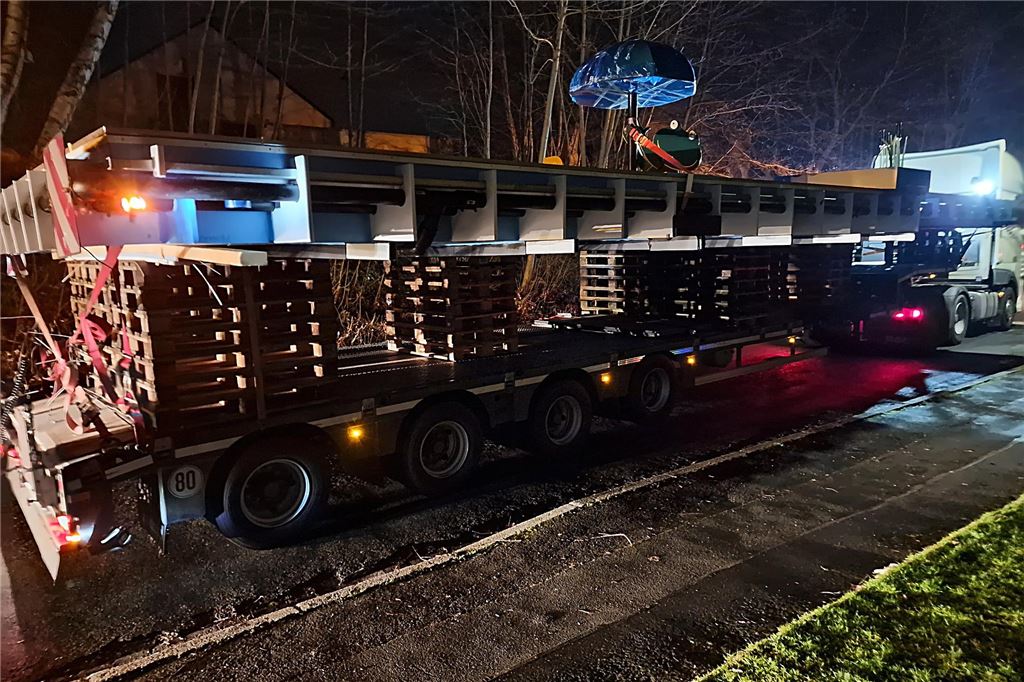 Anlieferung des Kinderschwimmbeckens für das Freibad Dellwig mit einem Schwertransport.