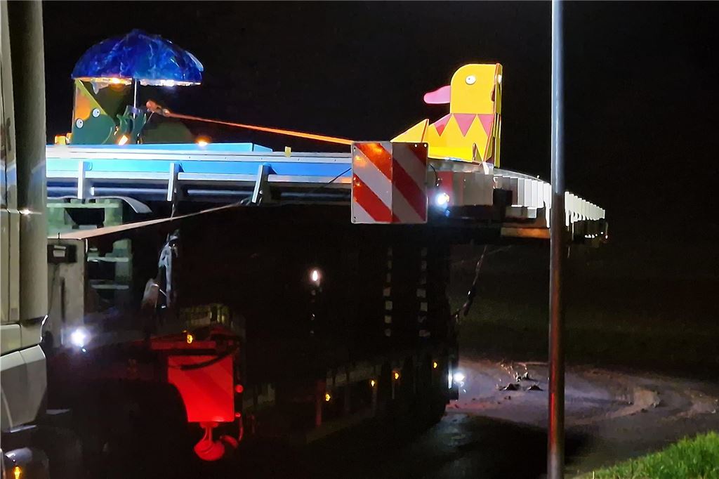 Anlieferung des Kinderschwimmbeckens für das Freibad Dellwig mit einem Schwertransport.