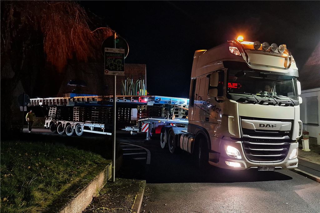 Anlieferung des Kinderschwimmbeckens für das Freibad Dellwig mit einem Schwertransport.