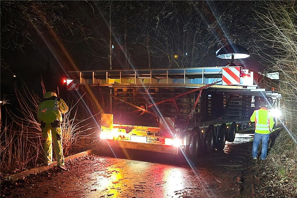 Anlieferung des Kinderschwimmbeckens für das Freibad Dellwig mit einem Schwertransport.
