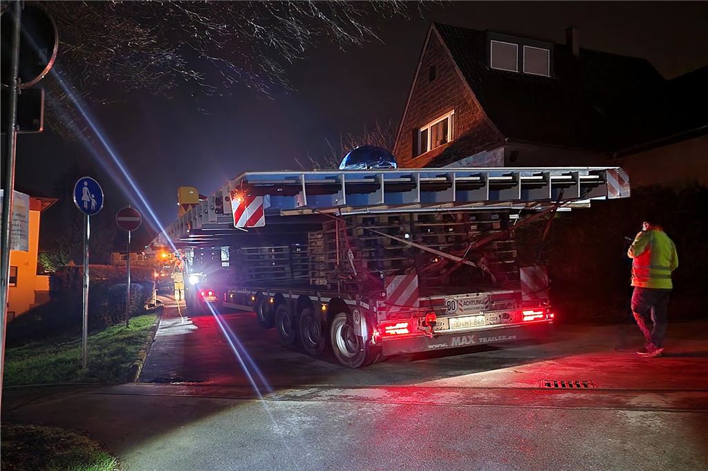 Anlieferung des Kinderschwimmbeckens für das Freibad Dellwig mit einem Schwertransport.