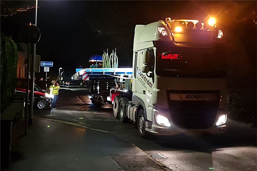 Anlieferung des Kinderschwimmbeckens für das Freibad Dellwig mit einem Schwertransport.