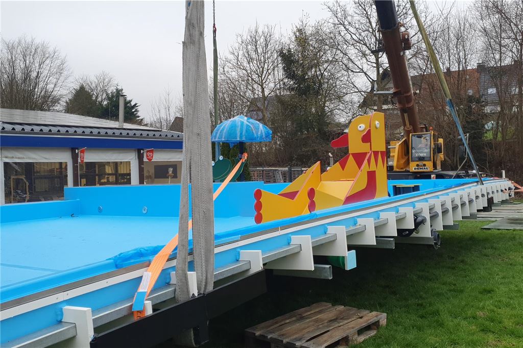 Anlieferung des Kinderschwimmbeckens für das Freibad Dellwig mit einem Schwertransport.