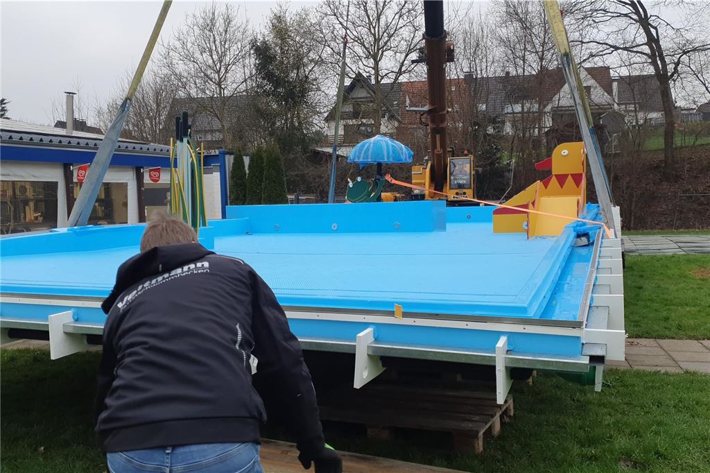 Anlieferung des Kinderschwimmbeckens für das Freibad Dellwig mit einem Schwertransport.