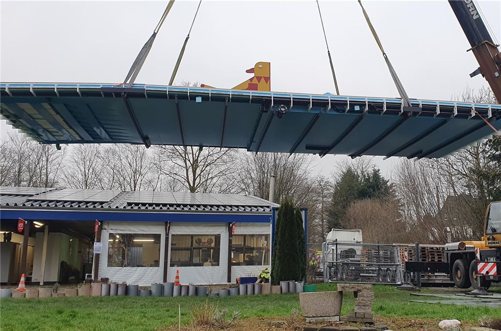 Anlieferung des Kinderschwimmbeckens für das Freibad Dellwig mit einem Schwertransport.