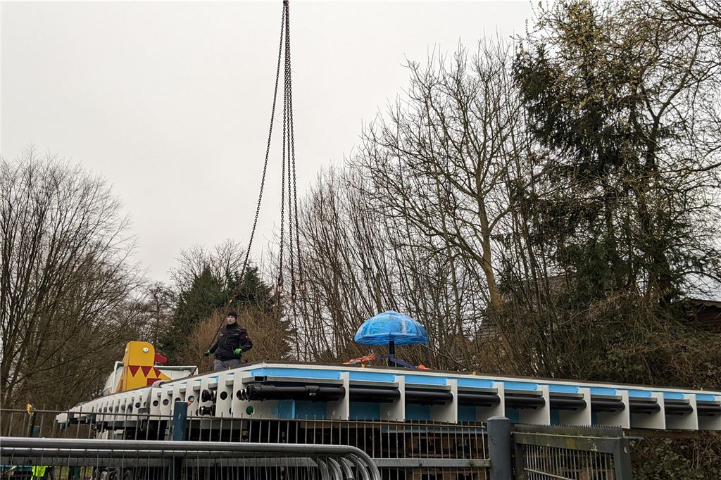 Anlieferung des Kinderschwimmbeckens für das Freibad Dellwig mit einem Schwertransport.