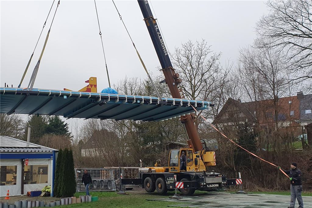 Anlieferung des Kinderschwimmbeckens für das Freibad Dellwig mit einem Schwertransport.