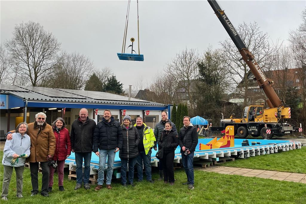 Anlieferung des Kinderschwimmbeckens für das Freibad Dellwig mit einem Schwertransport.
