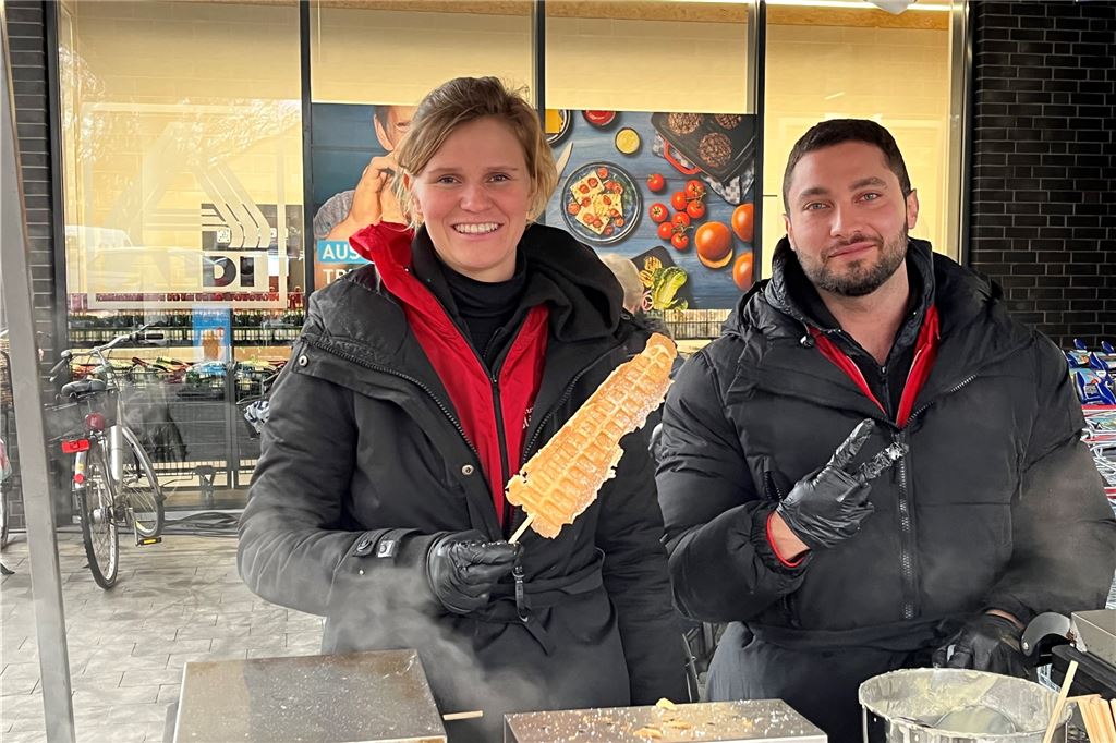 Aldi-Filiale in Lünen öffnet ihre Türen: „Ein krasser Unterschied“ Anna Wesselmann und Mohammad Aladai von der Dortmunder Firma Supaevent kümmerten sich um Waffeln.