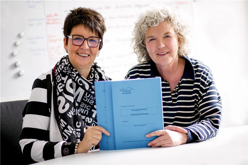 Mut machen: Leben ist noch nicht zu Ende bei Diagnose Demenz Annette Goebel (r.) und Sabine Nobbe von der Betreuungsstelle der Stadt Lünen. Beide sind an dem Thementag vor Ort. Sabine Nobbe wird über u.a. über Vorsorgevollmachten informieren.